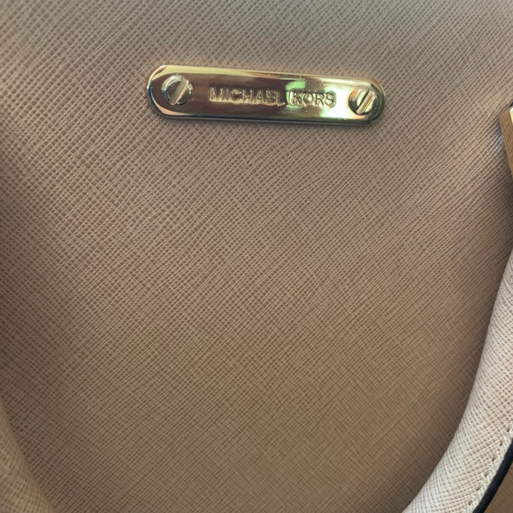 Michael Kors small bag/crossbody. - Picture 7 of 12